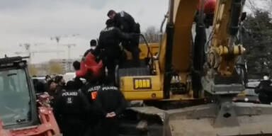 Polizist trat Lobau-Aktivist von Bagger &ndash; Kein Ermittlungsverfahren