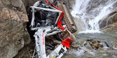 56-J&auml;hriger st&uuml;rzt bei Wegarbeiten mit Bagger ab &ndash; tot