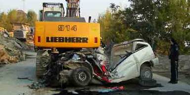 26 Tonnen-Bagger überrollte Kleinbus