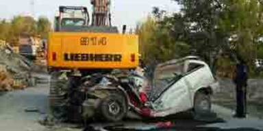 26 Tonnen-Bagger überrollte Kleinbus