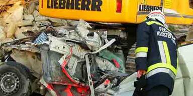 26 Tonnen-Bagger überrollte Kleinbus