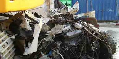 26 Tonnen-Bagger überrollte Kleinbus