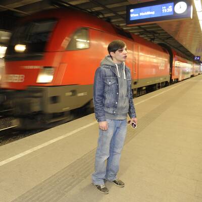 Der tapfere junge Mann zeigt den Ort der Geschehnisse.