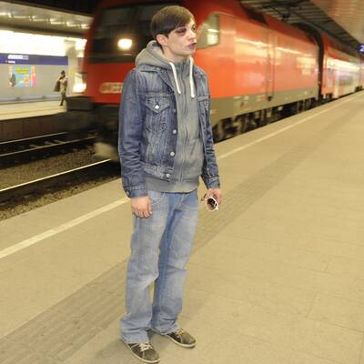 Der tapfere junge Mann zeigt den Ort der Geschehnisse.