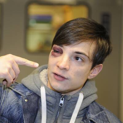 Der tapfere junge Mann zeigt den Ort der Geschehnisse.