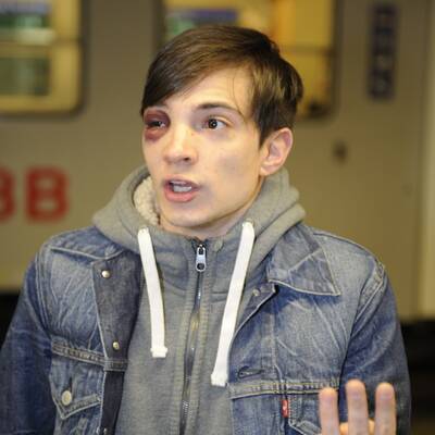 Der tapfere junge Mann zeigt den Ort der Geschehnisse.