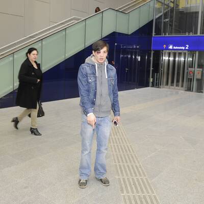 Der tapfere junge Mann zeigt den Ort der Geschehnisse.