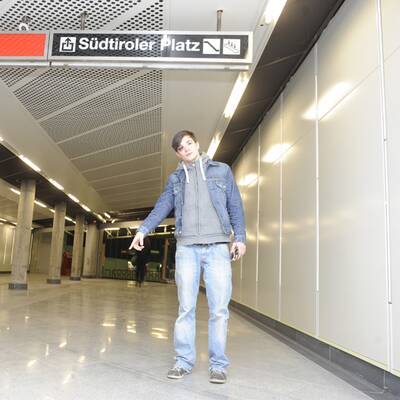 Der tapfere junge Mann zeigt den Ort der Geschehnisse.