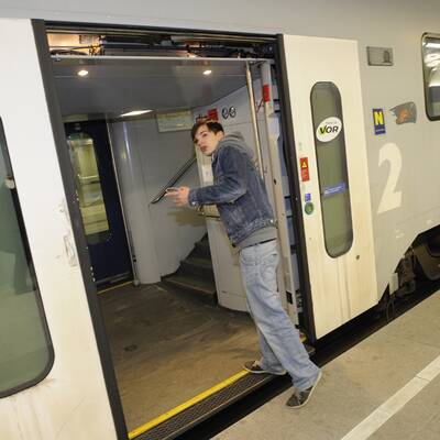 Der tapfere junge Mann zeigt den Ort der Geschehnisse.