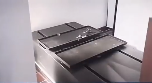 Bahre in der Leichenhalle. Gleich daneben werden die Betten aufgestellt.