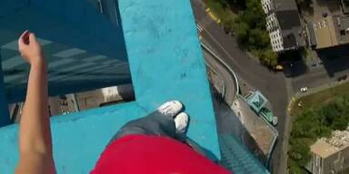 Russin riskiert irren Balanceakt auf Dach