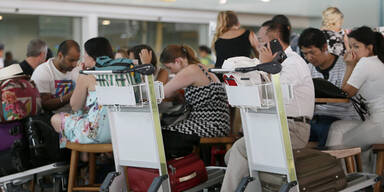 Urlauber sitzen auf Bali fest