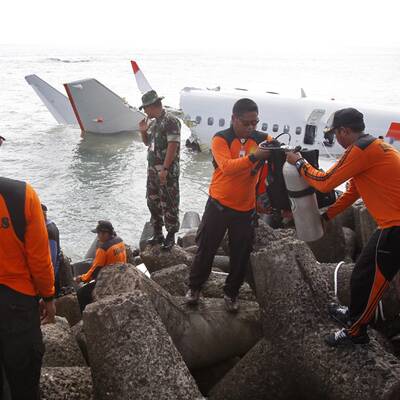 Lion-Air-Wrack wird von 70 Spezialisten geborgen.