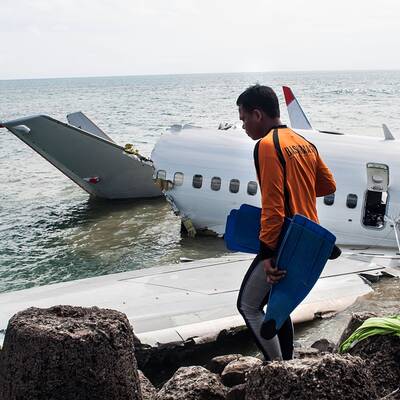 Lion-Air-Wrack wird von 70 Spezialisten geborgen.
