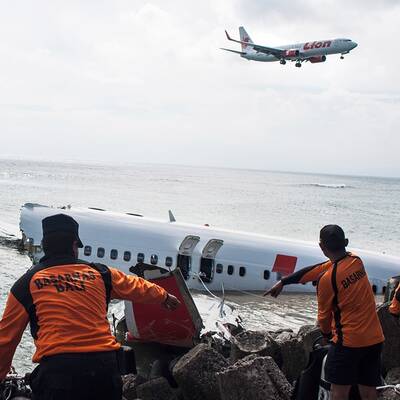 Lion-Air-Wrack wird von 70 Spezialisten geborgen.