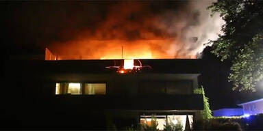 Balkon in Vollbrand: Wohnblock evakuiert