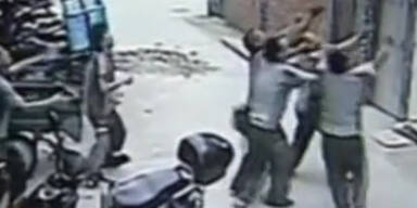 M&auml;nner fangen Kind aus f&uuml;nften Stock