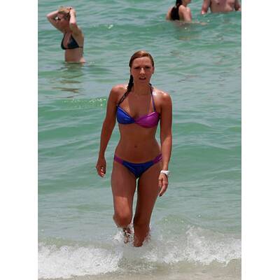 Sexy Beachbabes: Stars im Bikini