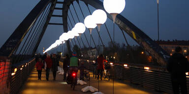 Berlin zeichnet Mauer aus Ballonen nach