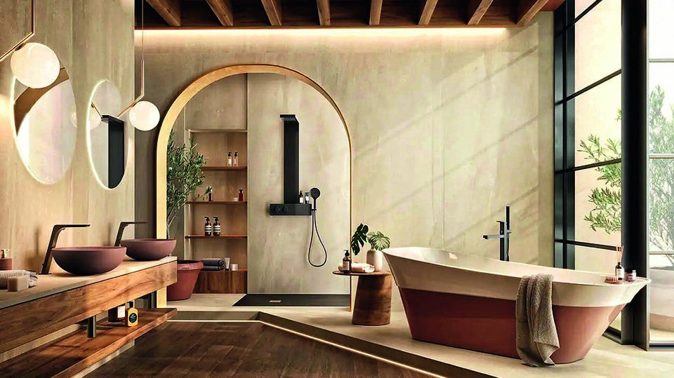 Mocha Mousse, von Pantone zur Farbe des Jahres 2025 gekürt, besticht durch seine weiche braune Nuance mit cremigen Untertönen. Badewanne Oxo Finish Studio Mocha Mousse und Waschtische Slender Brown Cioccolato, beides von noken.com