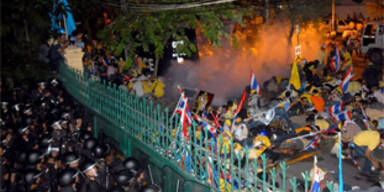 Ein Toter bei Krawallen in Bangkok
