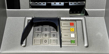Bankomat mit mehreren 10.000 Euro geplündert