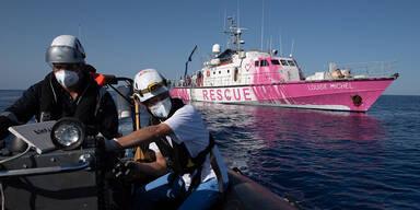 Von "Banksy" gespendetes Rettungsschiff mit 200 Migranten in Not