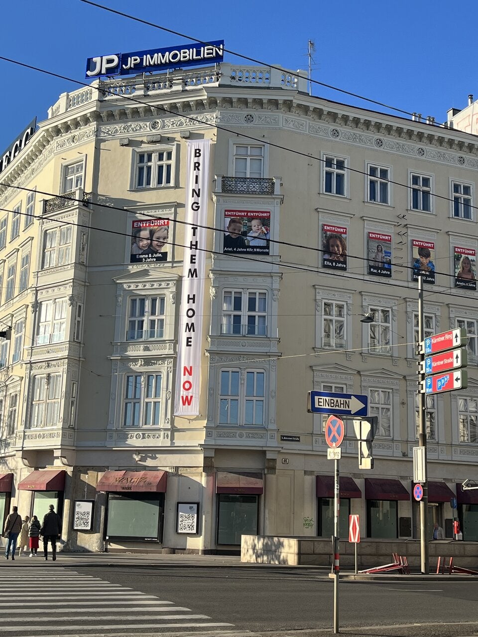 Banner in Wiener City für Israel-Geiseln