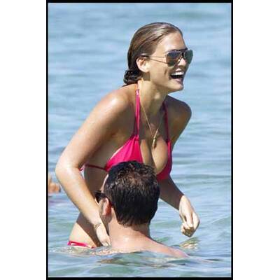 Bar Refaeli planscht in St. Tropez