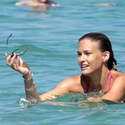 Bar Refaeli planscht in St. Tropez