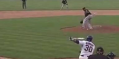 Catcher f&auml;ngt Ball zwischen den Beinen