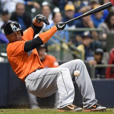 Profi bekommt Baseball mitten ins Gesicht