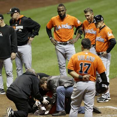 Profi bekommt Baseball mitten ins Gesicht