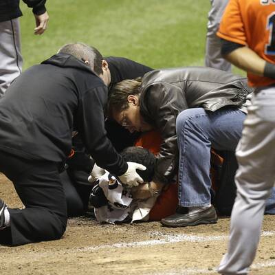 Profi bekommt Baseball mitten ins Gesicht