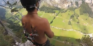 Basejumper befestigt Fallschirm an Piercings