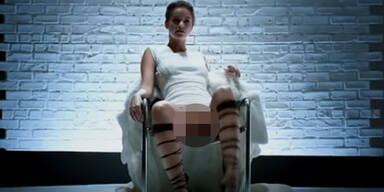 Victoria's Secret-Engel spielt Basic Instinct