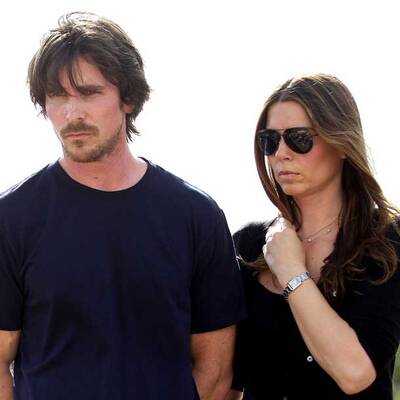 Christian Bale besucht die Opfer