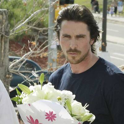 Christian Bale besucht die Opfer