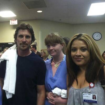 Christian Bale besucht die Opfer
