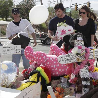Christian Bale besucht die Opfer