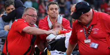 Frau von Baseball-Schläger getroffen