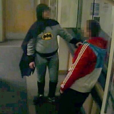 Batman liefert Gauner ab