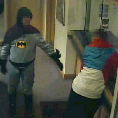 Batman liefert Gauner ab