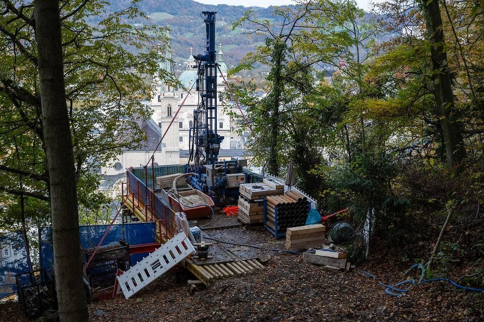 Probebohrungen für Bauarbeiten im Berg.