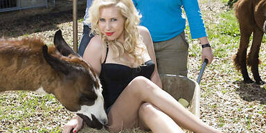 Hot - Traktorfahren mit Stöckelschuhen