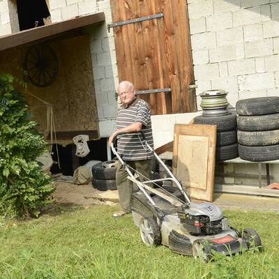 Bauer fast vor eigenem Haus überfahren