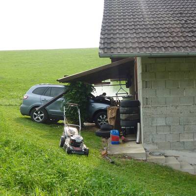 Bauer fast vor eigenem Haus überfahren