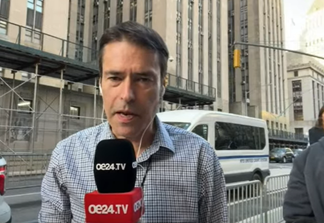 oe24-Reporter Herbert Bauernebel in Live-Schalte zum Prozess - aktuell ist er im Gerichtssaal.