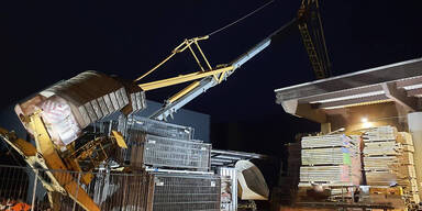 Umgest&uuml;rzter Baukran f&auml;llt in Hohenems auf Gartenh&uuml;tte