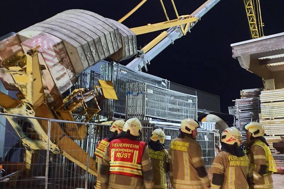 Umgestürzter Baukran fällt in Hohenems auf Gartenhütte